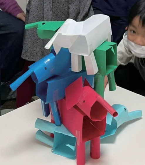色画用紙で作ったゾウを積み重ねた造形作品